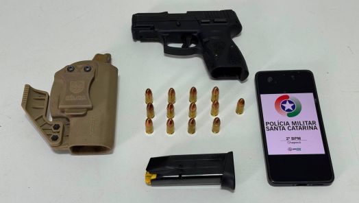 Homem é preso com pistola 9 mm durante cumprimento de mandado de internação compulsória em Chapecó