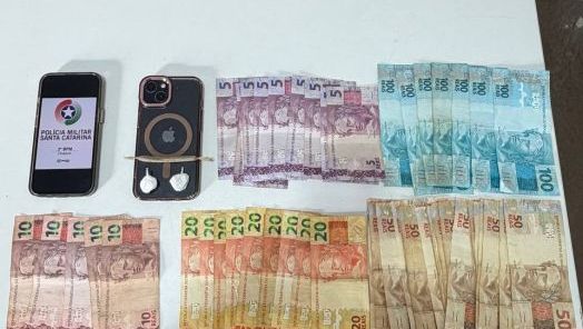Homem é preso por tráfico de drogas durante abordagem da Polícia Militar em Chapecó