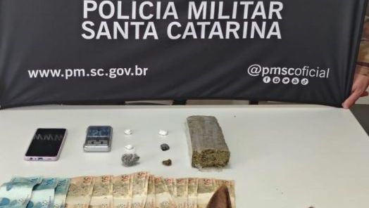 Homem é preso por tráfico de drogas após PM apreender cocaína, maconha e R$ 900 em Chapecó