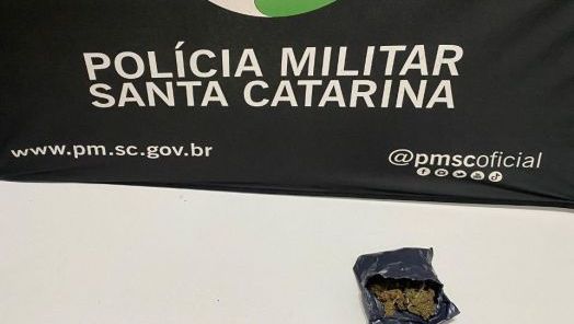 Homem é preso com arma furtada, munições e droga após perseguição policial em Chapecó