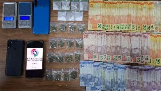 Polícia Militar apreende drogas e materiais de tráfico após fuga e desacato no bairro São Pedro, em Chapecó
