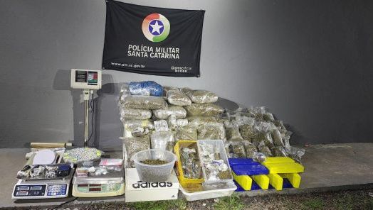 Grande quantidade de drogas é apreendida após denúncia de tráfico em Chapecó 