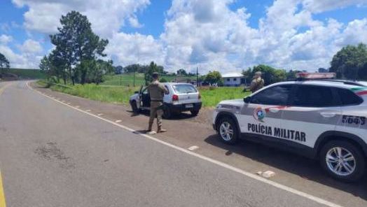Carro furtado é recuperado pela polícia cerca de uma hora após o crime 
