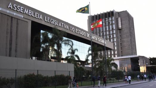 Santa Catarina elege 40 deputados estaduais neste domingo; veja a lista