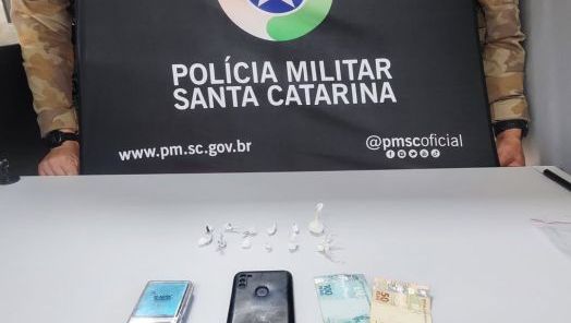 VÍDEO: dois homens são presos por tráfico de drogas no Bairro Santos Dias, em Xanxerê 