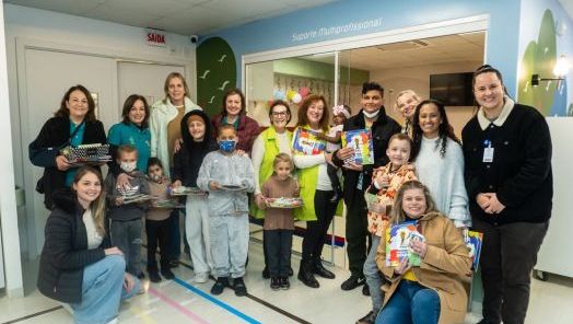 Álbuns da Copa e figurinhas levam alegria às crianças da Oncologia Pediátrica do HRO