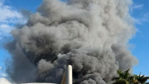 VÍDEO: incêndio de grandes proporções atinge fábrica da Colcci em SC