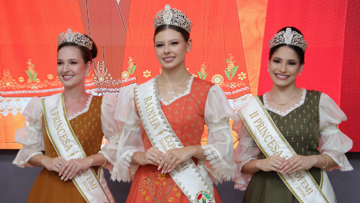 VÍDEO:&nbsp; Trajes das soberanas da ExpoFemi 2026 são apresentados em Xanxerê