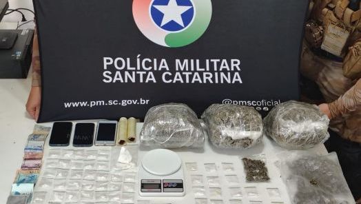 Dois homens são presos por tráfico de drogas após apreensão de skank e cocaína em Chapecó