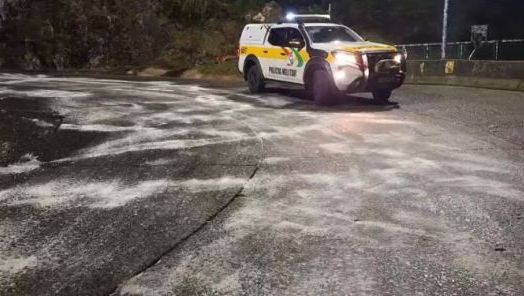 VÍDEO: Polícia Militar Rodoviária espalha sal na Serra do Rio do Rastro para evitar congelamento da pista
