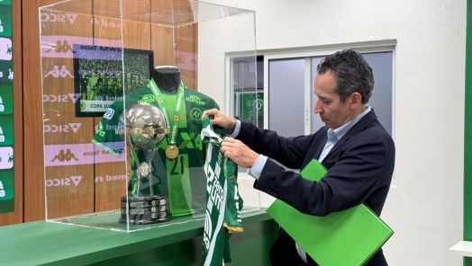 Médico colombiano que ajudou vítimas do acidente da Chapecoense visita a Arena Condá