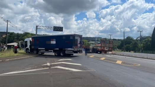 Passageiro fica ferido em colisão entre dois caminhões na SC-480, em Chapecó