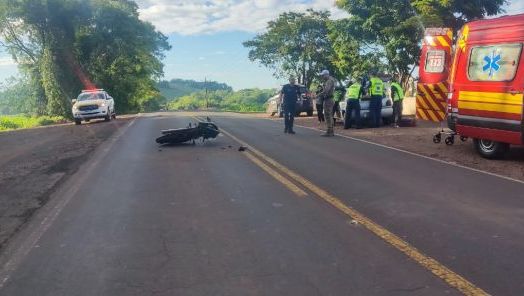 Colisão entre carro e moto deixa mulher gravemente ferida na SC-163, no Oeste