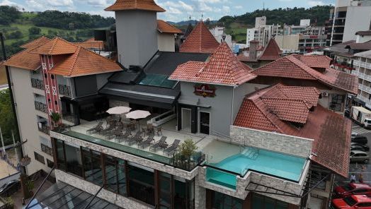 VÍDEO: Hotel Rouxinol inaugura nova piscina aberta com vista para as Termas de Piratuba