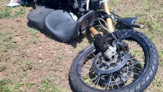 Idoso fica gravemente ferido após colisão entre moto e caminhão na SC-163, no Oeste