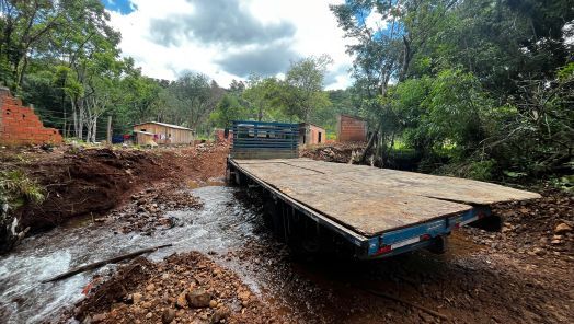 PF apreende caminhão na fronteira com a Argentina e fecha passagem clandestina entre os países