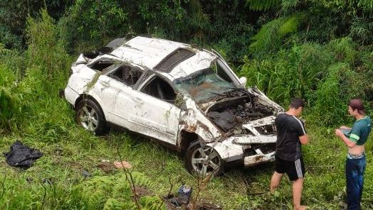 Saída de pista seguida de capotamento deixa duas mulheres feridas na BR-282, em Ponte Serrada