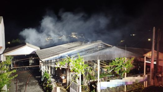 Incêndio atinge duas casas durante a madrugada em Maravilha