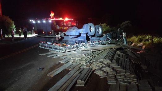 Caminhão carregado com madeira capota e deixa dois feridos no Oeste de SC