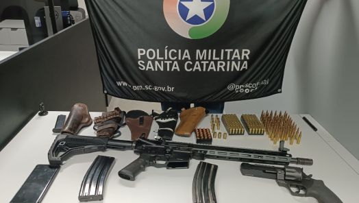 Homem embriagado é preso por violência doméstica e posse de armas em Xanxerê