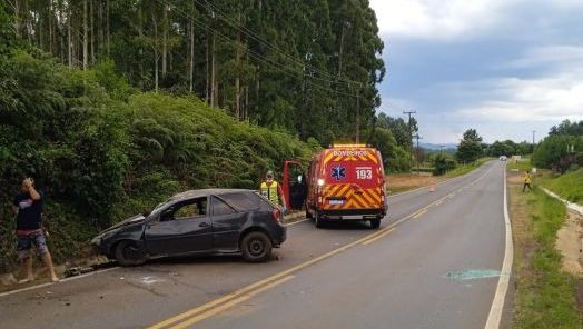 Carro sai da pista e capota na SC-355 em Catanduvas