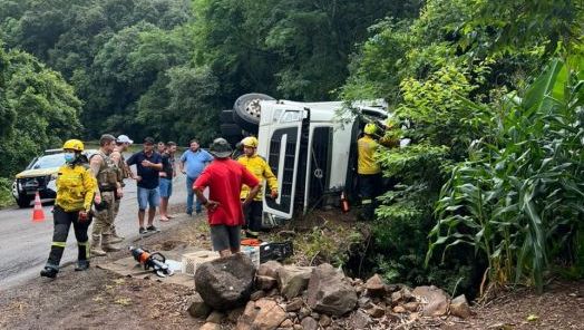 Capotamento de caminhão deixa motorista preso às ferragens na SC-283, em Seara