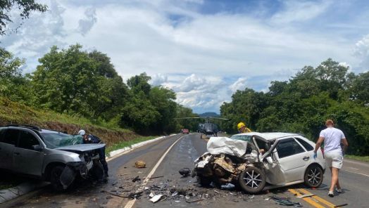 Acidente grave na BR-282 deixa uma pessoa morta e cinco feridas em Nova Erechim
