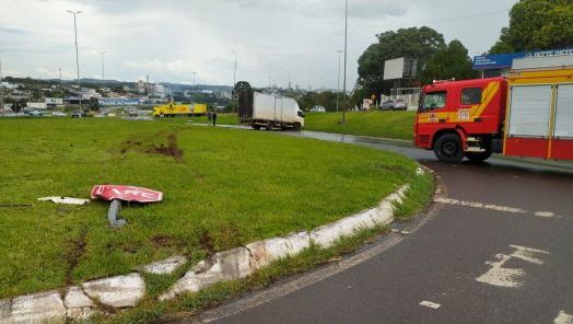 Caminhão sai da pista na BR-282 em Xanxerê e mobiliza Corpo de Bombeiros