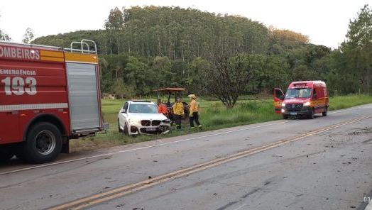 BMW sai da pista e colide contra guard-rail na SC-160, no Oeste