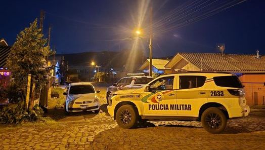 PM prende dois homens e recupera veículo roubado em Ponte Serrada