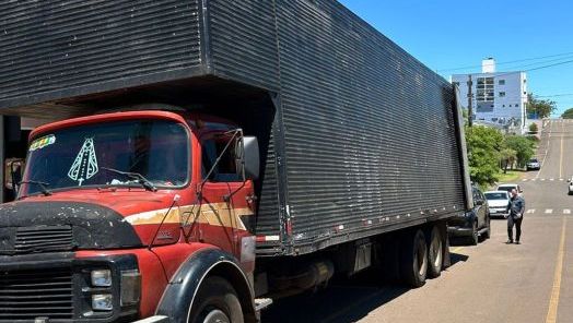 PF apreende caminhão com 11 toneladas de sucata de plástico na fronteira com a Argentina