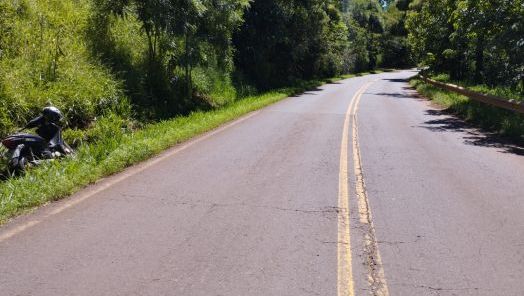 Saída de pista deixa duas pessoas feridas na SC-496, no Oeste 