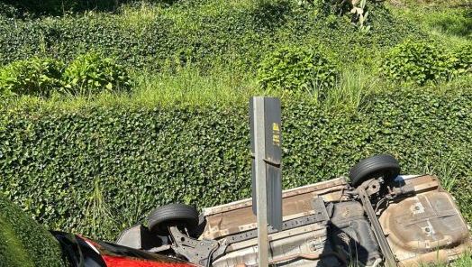 Saída de pista seguida de capotamento deixa mulher ferida na BR-282