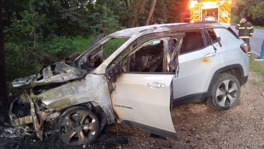 Veículo sai da pista e pega fogo na SC-283, em Águas de Chapecó