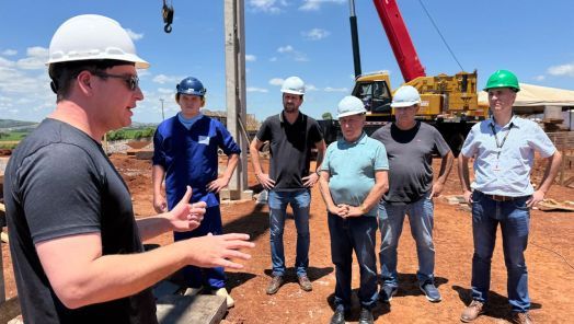 Prefeito Santin e equipe acompanham obras da nova fábrica da Aurora Coop em Abelardo Luz
