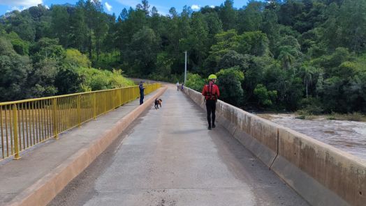 Objetos flutuantes e odores fortes conduzem buscas a menina desaparecida no Rio Chapecozinho 