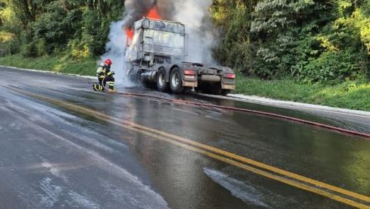 Cavalo mecânico é destruído por incêndio na BR-153
