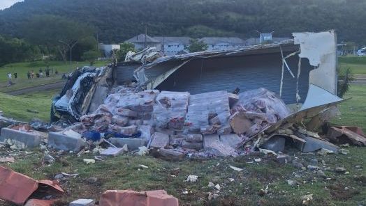 Caminhão capota na SC-480 em Chapecó e carga é furtada após acidente