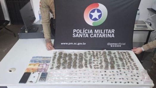 Ocorrência de invasão a residência termina com mulher detida por tráfico de drogas em Chapecó 