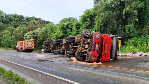 Carreta carregada com fertilizantes tomba na SC-157