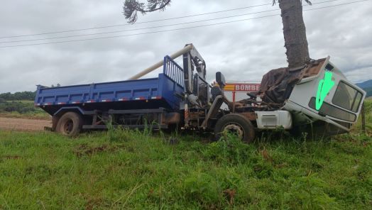 Motorista morre após caminhão colidir contra árvore no interior de município do Oeste