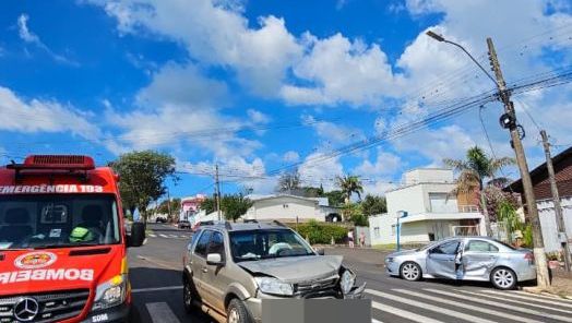 Colisão entre dois carros deixa quatro feridos em Faxinal dos Guedes