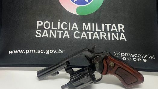 Homem é detido e arma de fogo apreendida após agredir e ameaçar companheira em Xanxerê