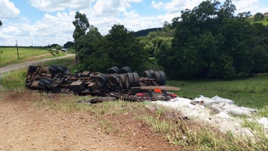 Motorista fica ferido após carreta sair da pista e tombar na SC-160