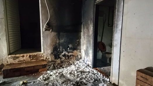 Incêndio com produtos químicos atinge edificação da Casan em Xaxim