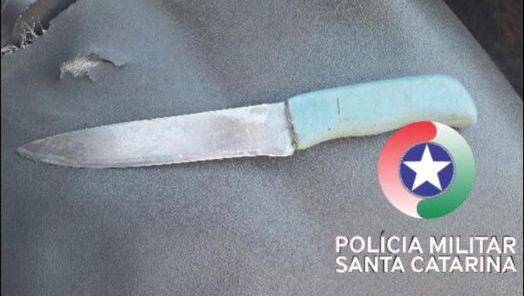 Filho é preso após agredir e ameaçar a própria mãe com uma faca