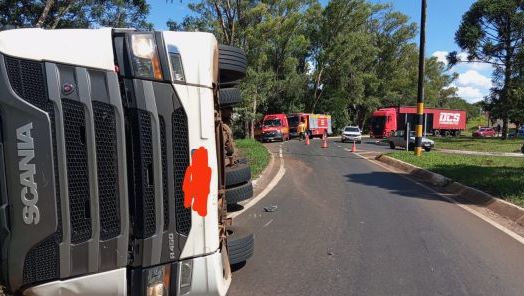 Condutor sai ileso após carreta tombar na BR-282, em Pinhalzinho