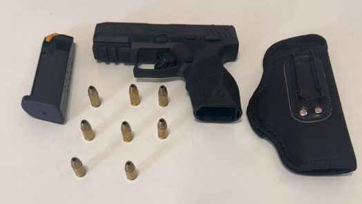 Mulher é conduzida à delegacia por porte ilegal de arma de fogo em Chapecó