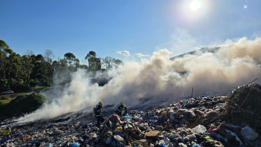 Bombeiros atuam por mais de três horas para combater incêndio em aterro sanitário de Xaxim