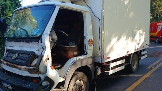 Engavetamento entre três caminhões deixa motorista preso às ferragens na SC-163